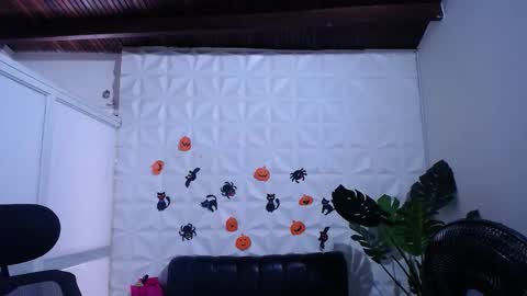 Valentina  online show from October 2025 06:49:01 PM