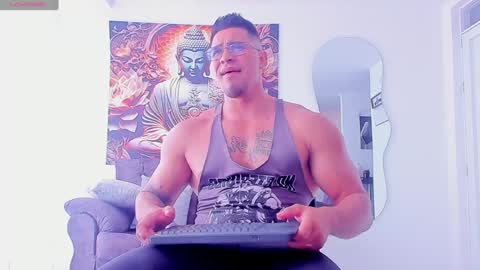 Snapshot of valentino_dossantos chatting on December 2024 05:21:02 PM online show from December 2024 05:21:02 PM