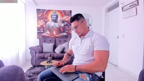 Snapshot of valentino_dossantos chatting on December 2024 02:50:01 PM online show from December 2024 02:50:01 PM