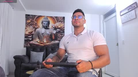 Snapshot of valentino_dossantos chatting on December 2024 02:54:02 AM online show from December 2024 02:54:02 AM