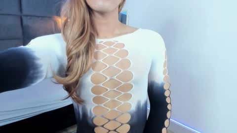 valentino moon online show from November 2025 02:46:02 AM