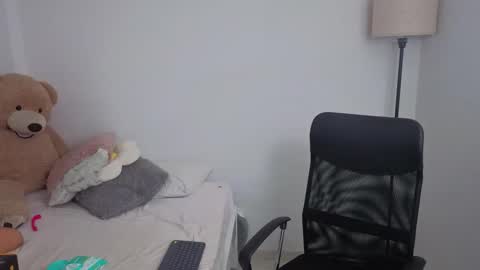 Juli C online show from November 2025 12:24:01 AM