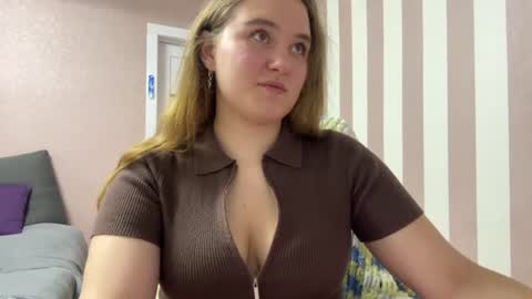 Snapshot of valvet_sky chatting on July 2026 09:58:02 PM Lily online show from July 2026 09:58:02 PM