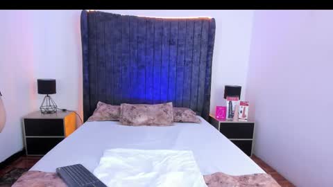 Snapshot of vanessaparis_ chatting on November 2025 09:32:01 PM Vanessa Sexy Paris online show from November 2025 09:32:01 PM