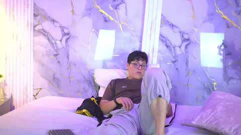 vanilla_hot_ online show from October 2025 07:24:02 PM