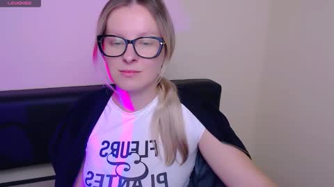 Mia online show from October 2025 06:58:02 AM