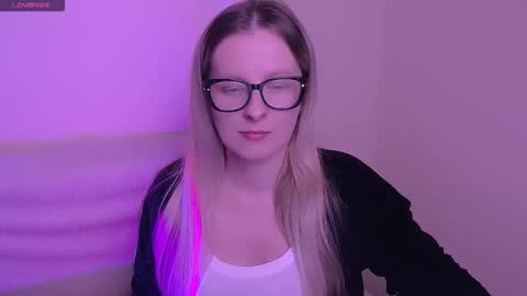 Mia online show from November 2025 08:04:01 AM