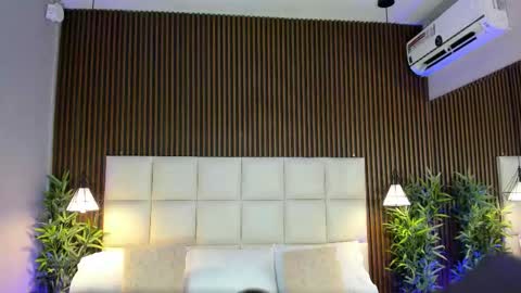 V A N N E S A   online show from November 2025 11:35:01 AM