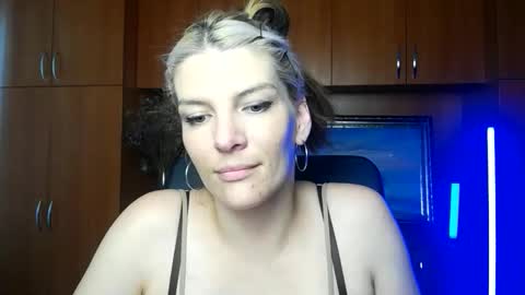 Snapshot of vanrey_ chatting on June 2026 07:03:01 AM Vanessa online show from June 2026 07:03:01 AM