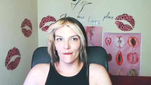 Snapshot of vanrey_ chatting on June 2026 06:40:02 AM Vanessa online show from June 2026 06:40:02 AM
