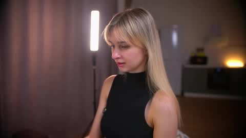 Snapshot of variety_moments chatting on December 2025 05:09:02 PM Heeeeey Im Hanna the art of tease online show from December 2025 05:09:02 PM
