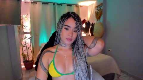 Snapshot of vayolett_bass chatting on June 2026 07:43:01 AM Vayolett Bass online show from June 2026 07:43:01 AM