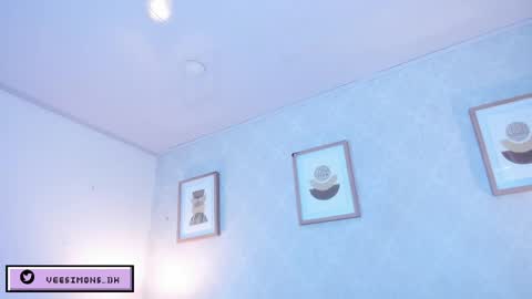 Vee Simons online show from April 2026 07:33:01 PM