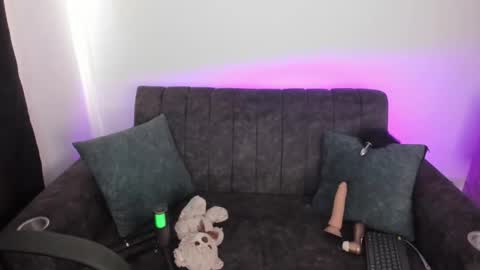 velmoon online show from December 2025 05:53:01 PM