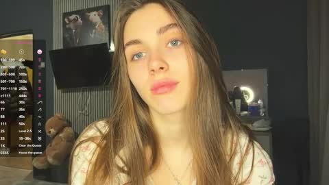 Snapshot of veluxe chatting on May 2026 05:18:01 PM Nia online show from May 2026 05:18:01 PM