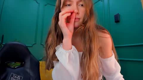 velvet_cherry online show from December 2024 06:44:01 PM