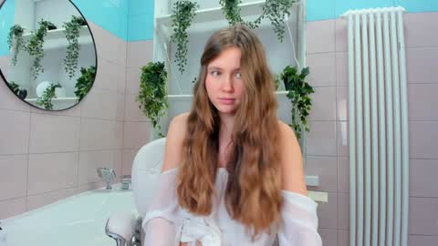 velvet_cherry online show from January 2025 06:45:01 PM