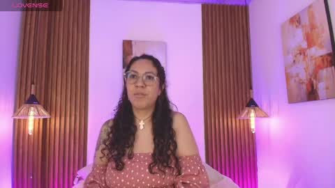 Snapshot of velvet_curly chatting on May 2026 12:21:01 PM Emma Curly online show from May 2026 12:21:01 PM