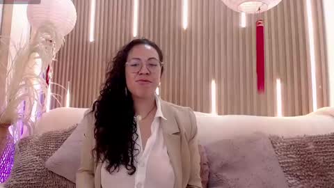 Snapshot of velvet_curly chatting on May 2026 12:33:01 PM Emma Curly online show from May 2026 12:33:01 PM