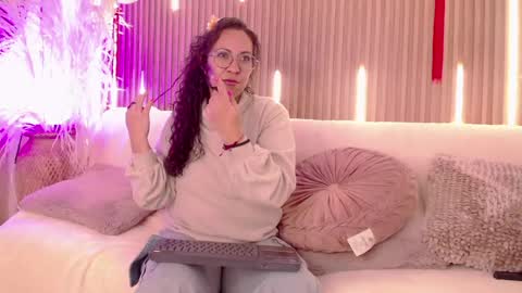 Snapshot of velvet_curly chatting on May 2026 12:20:01 PM Emma Curly online show from May 2026 12:20:01 PM