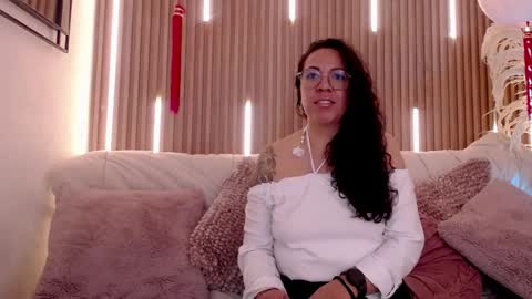 Snapshot of velvet_curly chatting on May 2026 12:24:02 PM Emma Curly online show from May 2026 12:24:02 PM