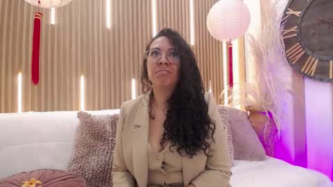 Snapshot of velvet_curly chatting on May 2026 12:35:01 PM Emma Curly online show from May 2026 12:35:01 PM