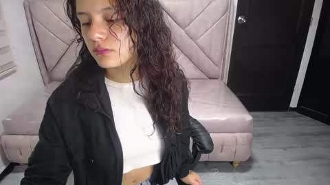 velvet_moon_v online show from October 2025 01:09:01 PM