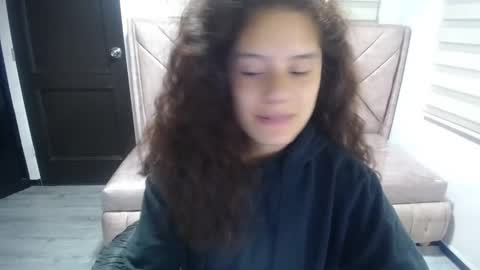 velvet_moon_v online show from October 2025 01:11:01 PM