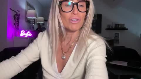 Snapshot of velvetbarbie chatting on February 2026 07:23:01 PM VelvetBarbie online show from February 2026 07:23:01 PM