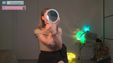 Snapshot of velvettgirl chatting on April 2026 05:40:01 AM VelvetTGirl online show from April 2026 05:40:01 AM