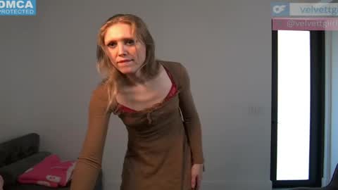 Snapshot of velvettgirl chatting on May 2026 04:14:01 PM VelvetTGirl online show from May 2026 04:14:01 PM