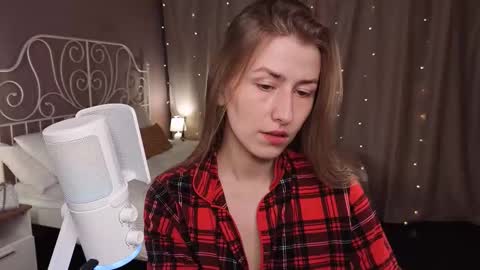 Snapshot of vespera_celeste chatting on November 2025 08:45:01 AM Celeste online show from November 2025 08:45:01 AM