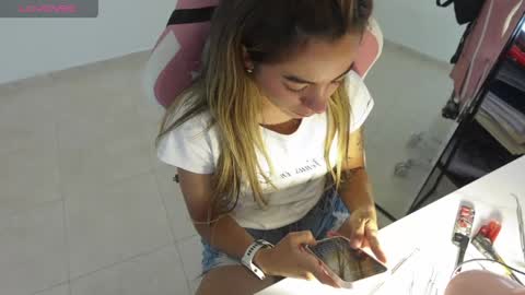 Snapshot of vexira_23 chatting on April 2026 04:04:02 PM Sofa online show from April 2026 04:04:02 PM