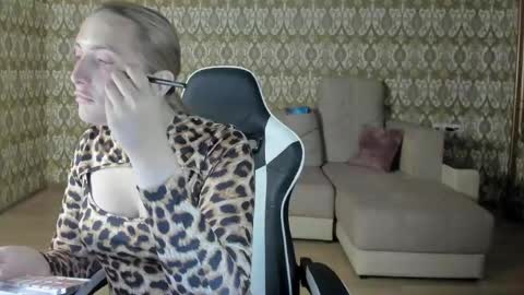 Snapshot of vi_luxxxy chatting on May 2026 02:06:02 AM vi_luxxxy online show from May 2026 02:06:02 AM