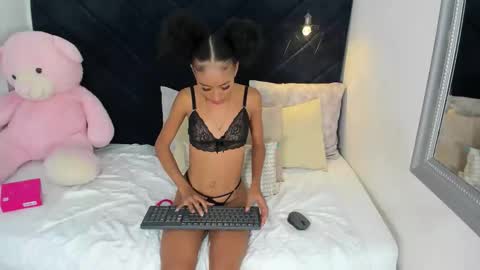 Snapshot of vicky_castillo chatting on May 2026 10:19:01 PM Vicky Castillo online show from May 2026 10:19:01 PM