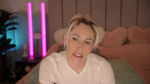 vickysecret96 online show from April 2026 05:54:01 PM