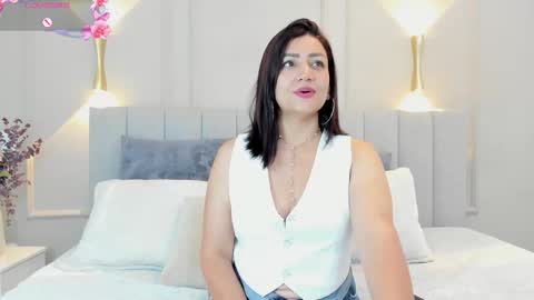 victoria  online show from October 2025 07:11:01 PM