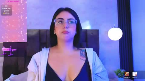 Snapshot of victoriaandrade chatting on May 2026 12:45:01 PM Victoria Andrade online show from May 2026 12:45:01 PM