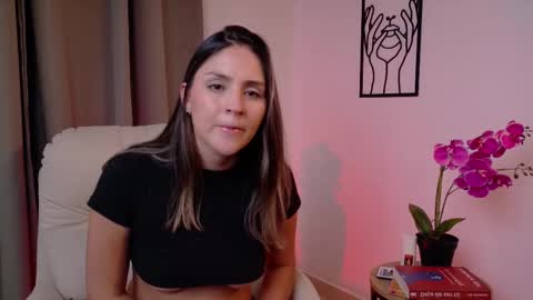 VictoriaNova online show from December 2025 08:27:02 PM