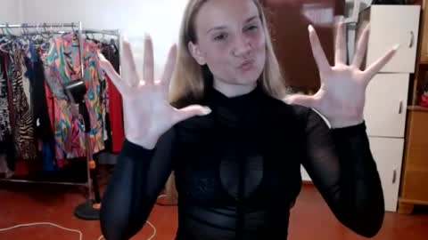 Snapshot of viktorisagi chatting on June 2026 05:00:01 PM ViktoriSagi online show from June 2026 05:00:01 PM