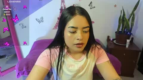 Snapshot of vio_let_ chatting on May 2026 02:09:02 AM Daniela online show from May 2026 02:09:02 AM