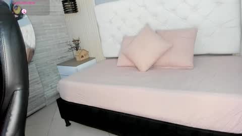 Violet online show from November 2025 04:00:02 AM