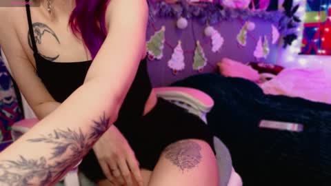 Snapshot of violet_noir_ chatting on December 2024 11:22:01 AM Deya online show from December 2024 11:22:01 AM