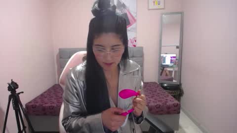 Violet  online show from November 2025 12:27:02 PM