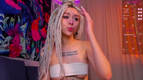 Snapshot of violet_walker7 chatting on January 2025 08:14:01 AM Violet online show from January 2025 08:14:01 AM