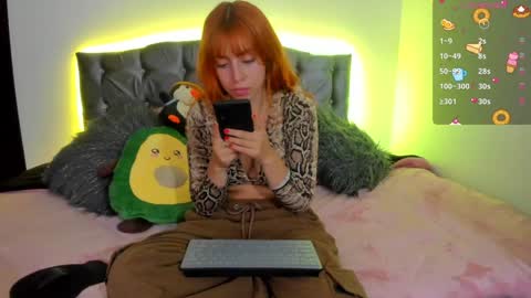 Snapshot of violetaarey chatting on December 2024 10:56:02 PM Violeta Help me reach 150 thumbs up online show from December 2024 10:56:02 PM