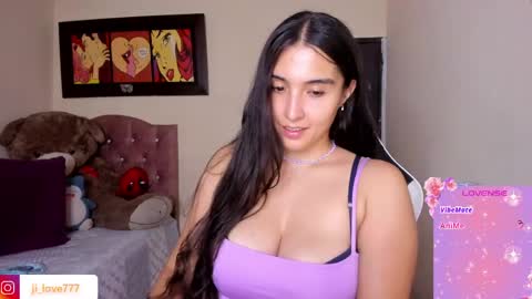 Snapshot of violetalee chatting on April 2026 02:37:02 AM Jimena online show from April 2026 02:37:02 AM