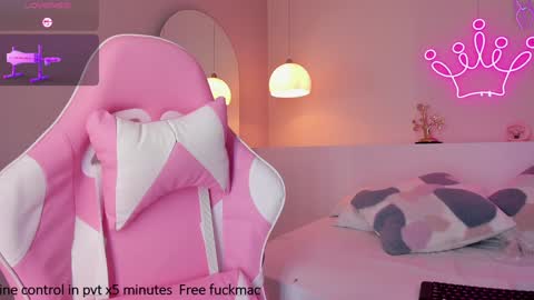 Snapshot of violeth_hill chatting on January 2025 11:27:02 PM Violeth Hill online show from January 2025 11:27:02 PM