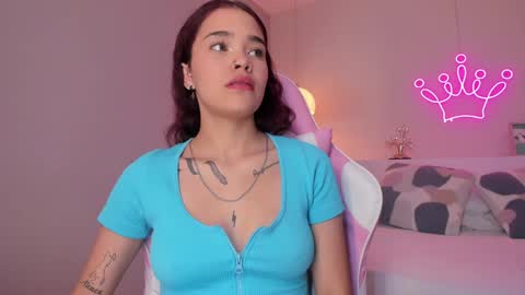 Snapshot of violeth_hill chatting on January 2025 08:22:01 PM Violeth Hill online show from January 2025 08:22:01 PM