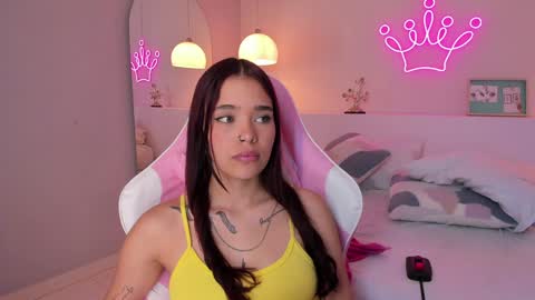 Snapshot of violeth_hill chatting on January 2025 11:35:02 PM Violeth Hill online show from January 2025 11:35:02 PM